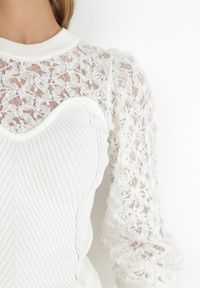Born2be - Biały Sweter z Prążkowanej Dzianiny z Koronką Ratana. Kolor: biały. Materiał: prążkowany, dzianina, koronka. Wzór: koronka. Sezon: zima
