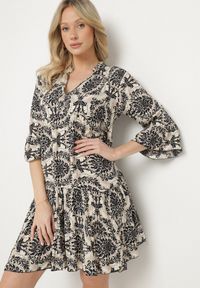 Born2be - Beżowo-Czarna Rozkloszowana Sukienka z Bawełny z Falbanami w Ornamentalny Wzór Lanoreth. Okazja: na spacer, na co dzień. Typ kołnierza: dekolt w serek. Kolor: czarny. Materiał: bawełna. Typ sukienki: rozkloszowane, proste. Styl: casual, klasyczny #4