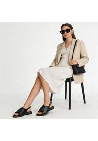Sandały damskie Filippo, cholewka ze skóry ekologicznej na płaskiej podeszwie z elegancką broszką, czarne, DS6229/26. Okazja: na co dzień. Zapięcie: pasek. Kolor: czarny. Materiał: skóra ekologiczna. Wzór: aplikacja. Obcas: na płaskiej podeszwie. Styl: elegancki #6