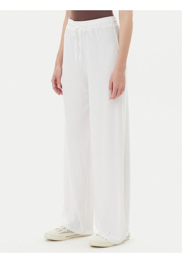 Guess Spodnie materiałowe O5GB00 KCQ72 Biały Regular Fit. Kolor: biały. Materiał: syntetyk