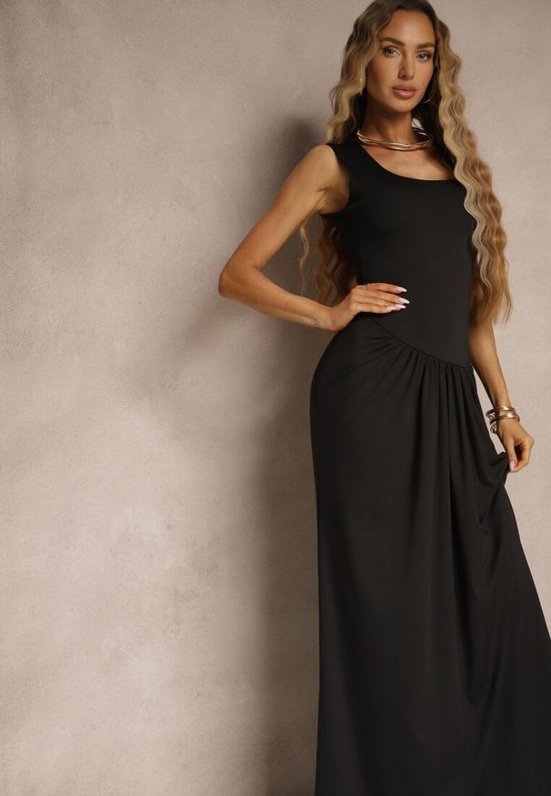 Renee - Czarna Marszczona Sukienka o Taliowanym Kroju z Dodatkową Narzutką z Siateczki Milarielis. Okazja: na co dzień. Kolor: czarny. Styl: klasyczny, casual, elegancki