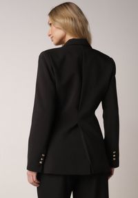 Born2be - Czarna Taliowana Marynarka z Wiskozą z Marszczeniem i Aplikacją przy Wiązaniu Alyndra. Okazja: na spotkanie biznesowe, do pracy. Kolor: czarny. Materiał: wiskoza. Wzór: aplikacja. Styl: biznesowy, elegancki, wizytowy #2