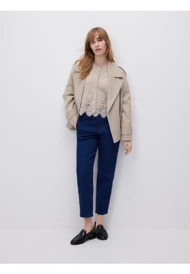 Reserved - Kardigan z koronkowym wykończeniem - beżowy. Kolor: beżowy. Materiał: koronka
