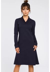 BeWear - Sukienka trapezowa z bawełnianej dzianiny granatowa. Okazja: na co dzień. Typ kołnierza: kołnierzyk stójkowy, dekolt w kształcie V. Kolor: niebieski. Materiał: dzianina, bawełna. Typ sukienki: trapezowe. Styl: sportowy, casual, elegancki, klasyczny. Długość: midi #3