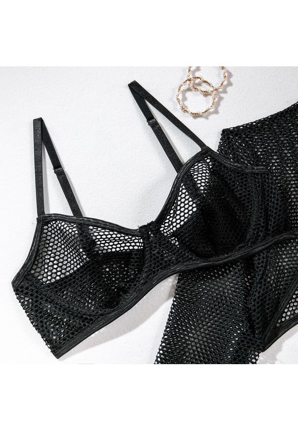 Intica - Komplet bieliźniany z narzutką i crop topem siateczkowy na wieczór Jorien. Kolor: czarny. Materiał: tkanina