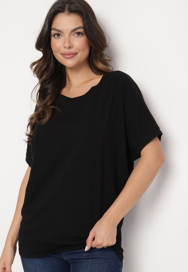 Born2be - Czarny T-shirt Ammi. Kolor: czarny. Materiał: bawełna, dzianina, elastan. Długość rękawa: krótki rękaw. Długość: krótkie