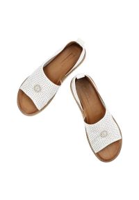 Sandały damskie Artiker, perforowane ze skóry naturalnej, białe, 44C0689. Okazja: na co dzień. Kolor: biały. Materiał: skóra. Sezon: lato. Styl: casual, elegancki #4