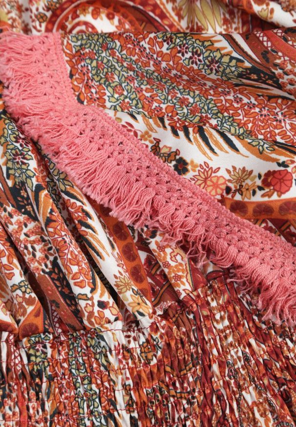 Born2be - Czerwona Sukienka Hiszpanka Ozdobiona Frędzlami o Rozkloszowanym Fasonie w Print Paisley Allnight. Okazja: na co dzień. Typ kołnierza: dekolt hiszpanka. Kolor: czerwony. Wzór: aplikacja, nadruk, paisley. Typ sukienki: proste. Styl: elegancki, casual