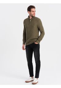 Ombre Clothing - Dzianinowy sweter męski z rozpinaną stójką - oliwkowy V6 OM-SWZS-0105 - XXL. Typ kołnierza: kołnierzyk stójkowy. Kolor: oliwkowy. Materiał: dzianina