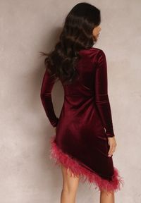 Renee - Bordowa Sukienka Asymetryczna z Piórami Mesie. Kolor: czerwony. Typ sukienki: asymetryczne. Długość: midi #4