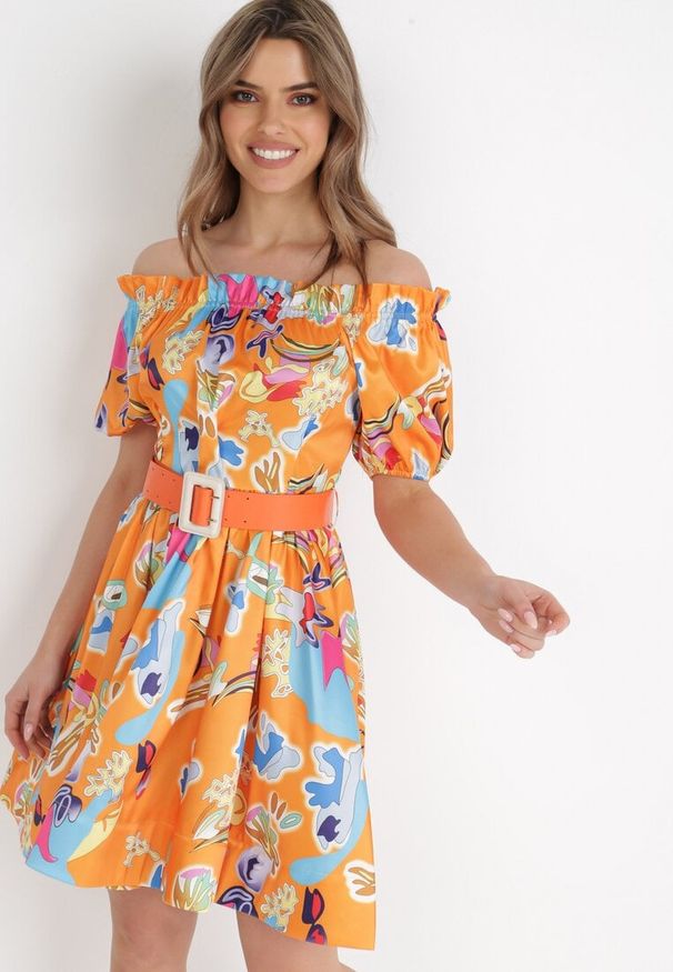 Born2be - Pomarańczowa Sukienka Satynowa Theophanthe. Okazja: na ślub cywilny, na wesele. Typ kołnierza: dekolt hiszpanka. Kolor: pomarańczowy. Materiał: satyna. Wzór: kolorowy, aplikacja. Długość: mini