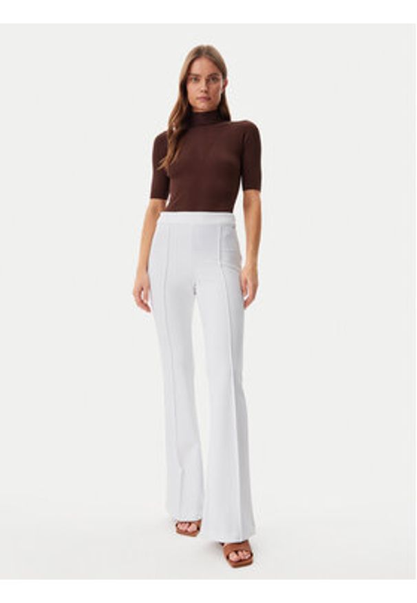 Guess Spodnie materiałowe W4YB01KCBO2 Biały Slim Fit. Kolor: biały. Materiał: syntetyk