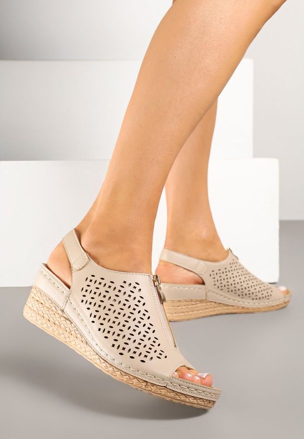 Born2be - Ciemnobeżowe Sandały Vices na Koturnie z Ozdobnym Suwakiem Ovilore. Okazja: na co dzień. Kolor: beżowy. Materiał: jeans. Sezon: wiosna, lato. Obcas: na koturnie. Styl: casual