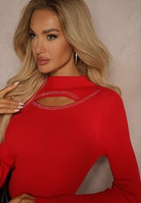 Renee - Czerwony Prążkowany Golf z Dekoltem Ozdobionym Cyrkoniami i Wycięciem Meriannes. Okazja: na co dzień. Typ kołnierza: golf. Kolor: czerwony. Materiał: prążkowany. Wzór: aplikacja. Styl: casual, elegancki #3