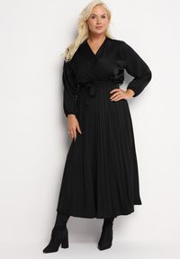 Born2be - Czarna Sukienka Maxi z Gumką w Pasie i Kopertowym Dekolcie Bertrama. Typ kołnierza: dekolt kopertowy. Kolor: czarny. Materiał: materiał. Typ sukienki: kopertowe. Długość: maxi #2