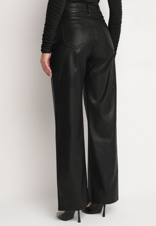 Born2be - Czarne Spodnie o Szerokim Kroju z Wysokim Stanem z Ekoskóry Enadria. Okazja: na co dzień. Stan: podwyższony. Kolor: czarny. Styl: casual, elegancki
