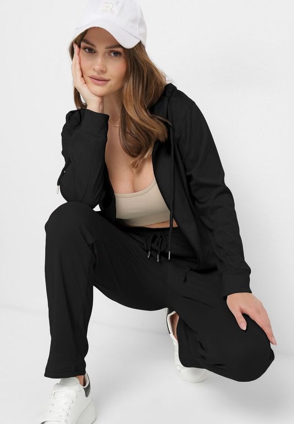 Born2be - Czarny Komplet Dresowy Rozpinana Bluza z Kapturem Wykończona Ściągaczem i Spodnie z Gumką w Pasie Starkie. Kolor: czarny. Materiał: dresówka