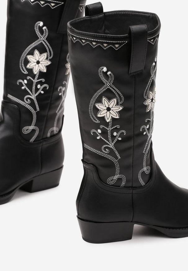 Renee - Czarne Płaskie Kozaki w Stylu Kowbojek z Haftowanymi Kwiatami Emelicia. Okazja: na co dzień, na spacer. Kolor: czarny. Materiał: jeans. Wzór: haft, kwiaty. Sezon: zima, jesień. Obcas: na obcasie. Styl: casual, elegancki. Wysokość obcasa: niski