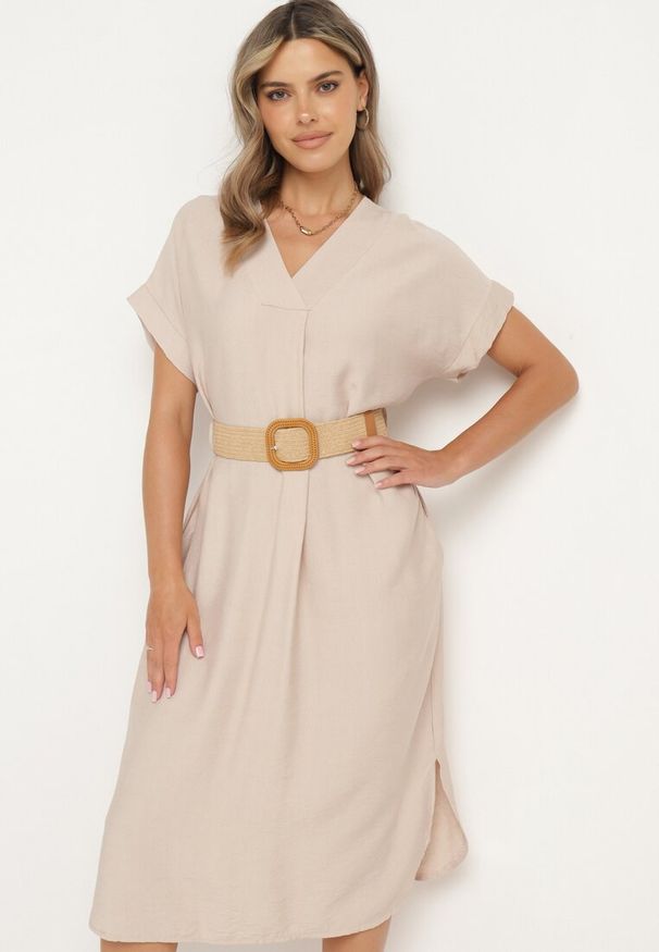 Born2be - Jasnobeżowa Wiskozowa Sukienka z Paskiem Ozdobionym Plecionką i Klamrą Mlevena. Typ kołnierza: dekolt w kształcie V. Kolekcja: plus size. Kolor: beżowy. Materiał: wiskoza. Długość rękawa: krótki rękaw. Wzór: aplikacja. Typ sukienki: dla puszystych. Styl: elegancki
