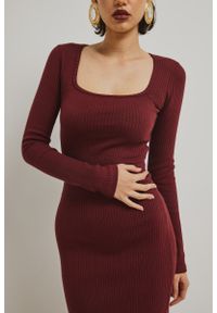 Marsala - Dopasowana sukienka z długim rękawem w kolorze BORDO - PILAR-S/M. Okazja: na co dzień, na imprezę. Materiał: bawełna, materiał, prążkowany, elastan. Długość rękawa: długi rękaw. Styl: casual. Długość: maxi