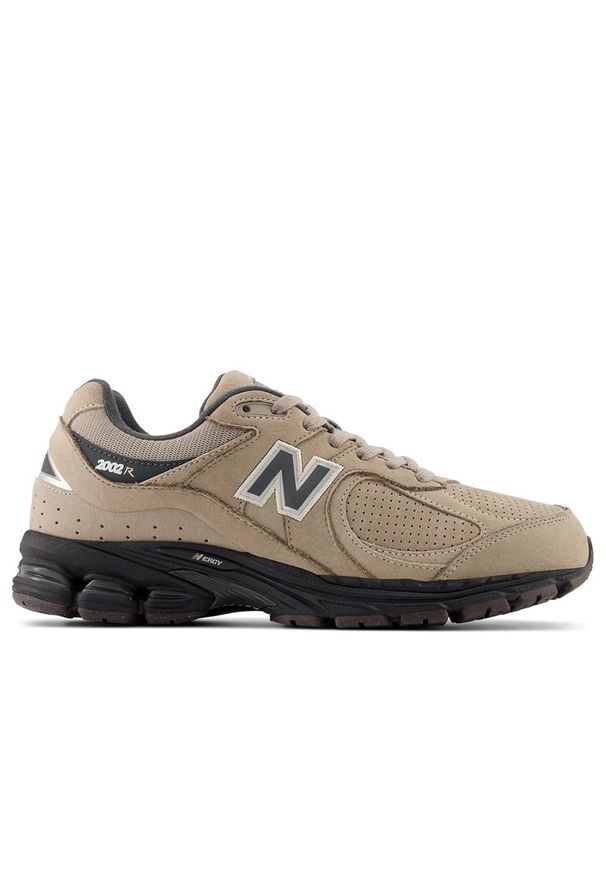 Buty New Balance M2002REG - brązowe. Okazja: na co dzień. Kolor: brązowy. Materiał: guma, syntetyk, skóra, materiał. Szerokość cholewki: normalna. Sport: bieganie