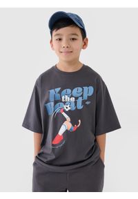 4f - 4F T-shirt oversize z nadrukiem chłopięcy - szary 146 (10-11 lat). Okazja: na co dzień. Kolor: szary. Materiał: dzianina, bawełna, jersey. Długość rękawa: krótki rękaw. Długość: krótkie. Wzór: nadruk. Sezon: lato. Styl: klasyczny, sportowy, casual