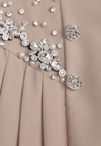 Born2be - Beżowe Szorty Spódnica z Ukrytym Suwakiem Ozdobione Cyrkoniami Perłami oraz Guzikami Nelile. Stan: podwyższony. Kolor: beżowy. Materiał: materiał. Długość: do kolan. Wzór: aplikacja #8