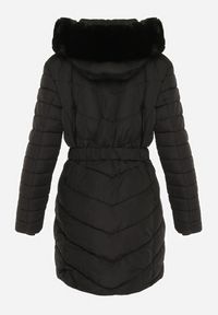 Born2be - Czarna Pikowana Kurtka z Paskiem i Kapturem z Futerkiem Talassa. Kolor: czarny. Materiał: futro #7