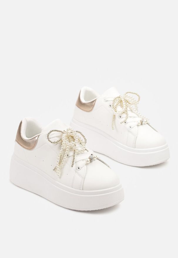 Renee - Biało-Szampańskie Sneakersy na Platformie z Perełkami i Metalowymi Kuleczkami Selavia. Okazja: na co dzień. Kolor: biały. Materiał: jeans. Obcas: na platformie