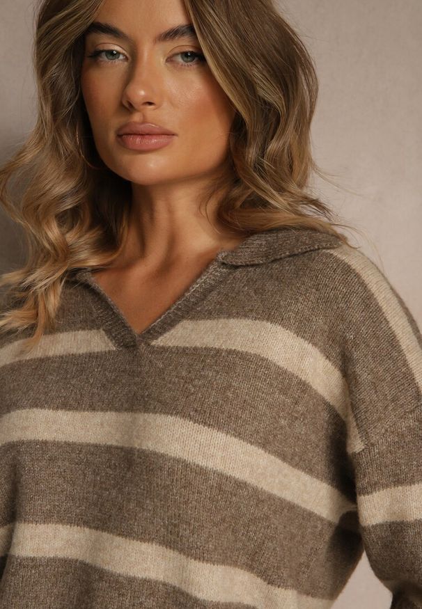 Renee - Beżowy Sweter z Wełną Zdobiony Kołnierzykiem i Wzorem w Paski Tevila. Okazja: na co dzień. Typ kołnierza: dekolt w serek. Kolor: beżowy. Materiał: wełna. Wzór: paski, aplikacja. Styl: elegancki, casual, sportowy