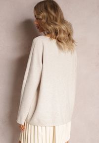 Renee - Jasnobeżowy Sweter o Luźnym Kroju Enian. Kolor: beżowy. Sezon: jesień, zima #5