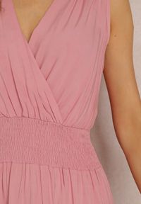 Renee - Różowa Sukienka Thesarpia. Kolor: różowy. Materiał: tkanina, wiskoza. Długość rękawa: na ramiączkach. Wzór: jednolity, gładki. Typ sukienki: kopertowe. Styl: klasyczny. Długość: maxi #3
