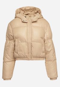 Born2be - Ciemnobeżowa Kurtka Pikowana o Krótkim Fasonie z Kapturem Tinthella. Okazja: na spacer, na co dzień. Typ kołnierza: kaptur. Kolor: beżowy. Materiał: jeans. Długość: krótkie. Wzór: aplikacja. Styl: casual, elegancki #4