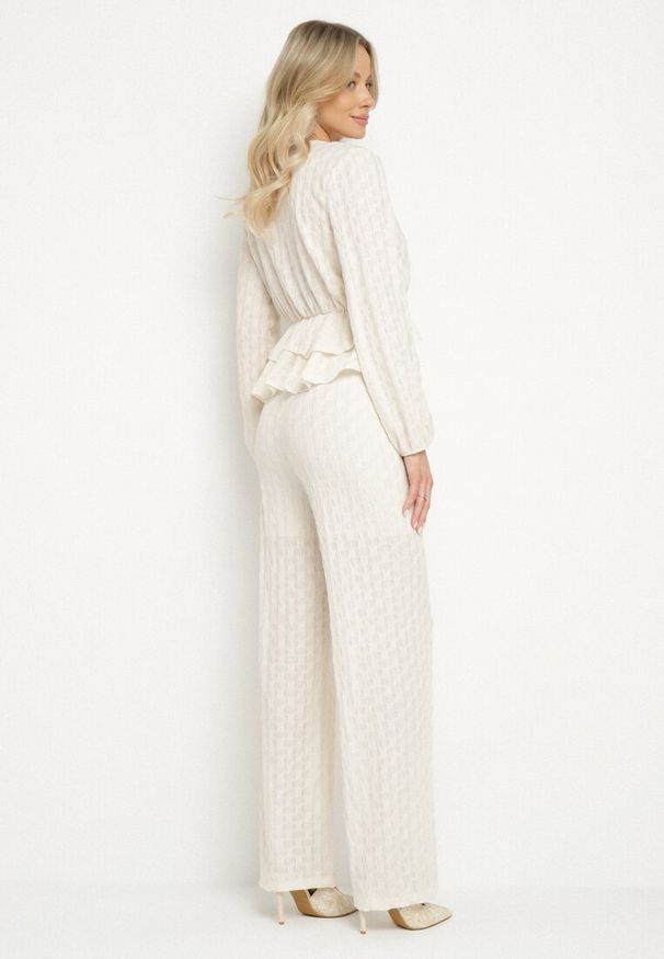 Born2be - Beżowy Komplet z Tłoczonej Tkaniny Kopertowa Bluzka z Falbanką i Spodnie Hilinne. Kolor: beżowy. Materiał: tkanina