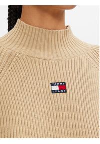 Tommy Jeans Golf Badge DW0DW19912 Beżowy Relaxed Fit. Typ kołnierza: golf. Kolor: beżowy. Materiał: bawełna, wiskoza