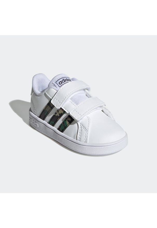 Buty dla dzieci Adidas Grand Court. Zapięcie: rzepy. Materiał: tkanina, guma. Wzór: paski