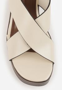 Renee - Beżowe Sandały na Platformie i Koturnie z Geometryczną Cholewką Adrasithise. Zapięcie: sprzączka. Kolor: beżowy. Wzór: geometria. Obcas: na koturnie #5