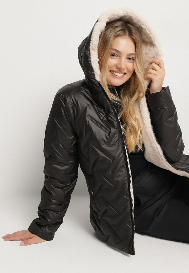 Born2be - Czarno-Beżowa Pikowana Kurtka o Prostym Kroju z Kapturem Avilerie. Okazja: na co dzień. Typ kołnierza: kaptur. Kolekcja: plus size. Kolor: czarny. Materiał: jeans. Styl: casual, elegancki