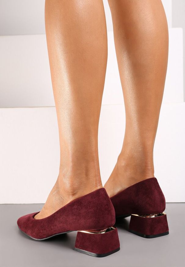 Born2be - Bordowe Czółenka z Metaliczną Wstawką na Niskim Słupku oraz Skórzaną Wkładką Kariala. Okazja: na co dzień, do pracy. Kolor: czerwony. Materiał: skóra. Wzór: aplikacja. Obcas: na słupku. Styl: casual, klasyczny, wizytowy