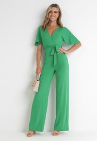 Born2be - Zielony Długi Kombinezon z Kopertowym Dekoltem i Ozdobnym Wiązaniem Abrarani. Okazja: na spotkanie biznesowe. Kolor: zielony. Długość: długie. Styl: elegancki, biznesowy #1