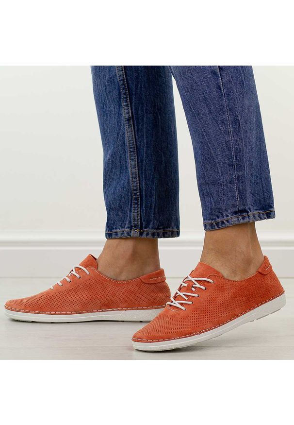 Pomarańczowe ażurowe skórzane półbuty damskie S.Barski 7080. Okazja: na co dzień. Zapięcie: sznurówki. Kolor: pomarańczowy. Materiał: zamsz, skóra. Szerokość cholewki: normalna. Wzór: ażurowy. Sezon: wiosna, jesień, lato. Styl: casual, elegancki, klasyczny
