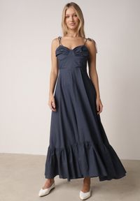 Born2be - Granatowa Bawełniana Sukienka o Rozkloszowanym Kroju na Wiązanych Ramiączkach Milalisa. Okazja: na co dzień. Typ kołnierza: dekolt gorset. Kolor: niebieski. Materiał: bawełna. Długość rękawa: na ramiączkach. Typ sukienki: gorsetowe. Styl: casual, klasyczny #7