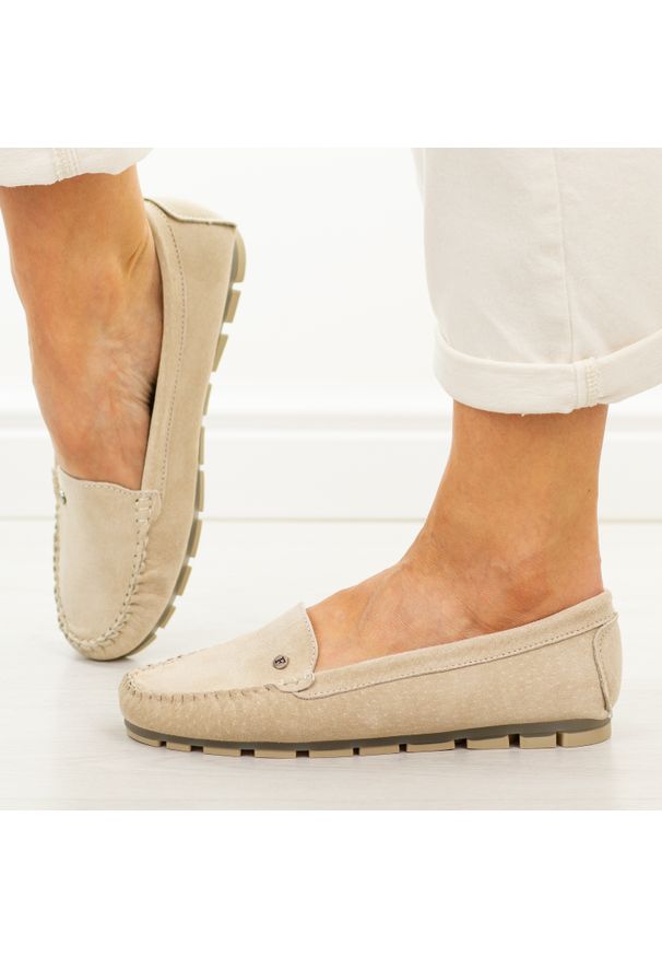 Beżowe skórzane mokasyny damskie Filippo Dp2037/26. Okazja: na co dzień, na spacer. Nosek buta: okrągły. Kolor: beżowy. Materiał: skóra, zamsz. Sezon: wiosna, lato. Obcas: na obcasie. Styl: casual, klasyczny, elegancki