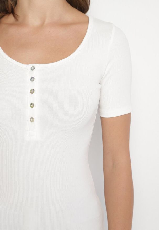 Born2be - Biały Prążkowany T-shirt z Bawełny Ozdobiony Guzikami Tasavia. Okazja: na co dzień. Kolor: biały. Materiał: prążkowany, bawełna. Wzór: aplikacja. Styl: casual, klasyczny