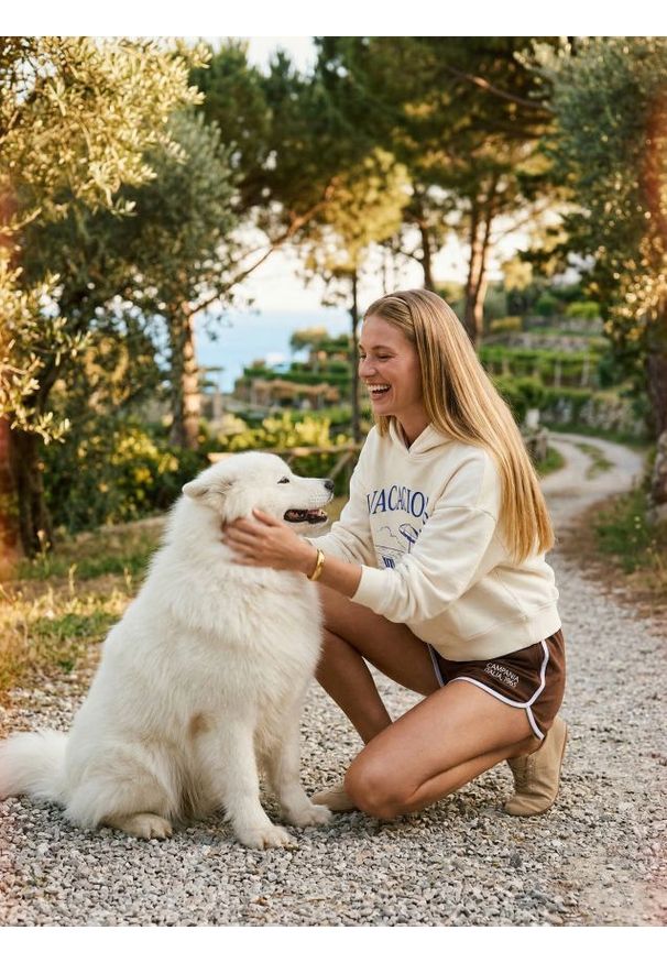 Sinsay - Dresowe szorty z kontrastową lamówką i napisem "Campania Italia, 1965" - brązowy. Kolor: brązowy. Materiał: dresówka. Wzór: napisy