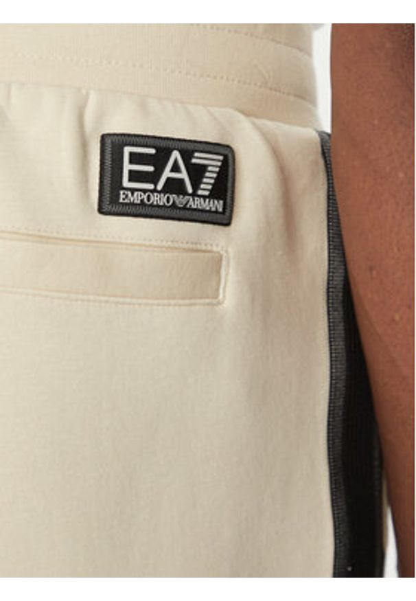 EA7 Emporio Armani Szorty sportowe 7M000544 AF12660 U1079 Écru Regular Fit. Materiał: syntetyk. Styl: sportowy