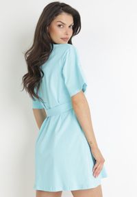 Born2be - Jasnoniebieska Bawełniana Sukienka Mini z Materiałowym Paskiem z Klamrą Yakatoki. Okazja: na co dzień. Kolor: niebieski. Materiał: bawełna, materiał. Długość rękawa: krótki rękaw. Styl: casual. Długość: mini #4