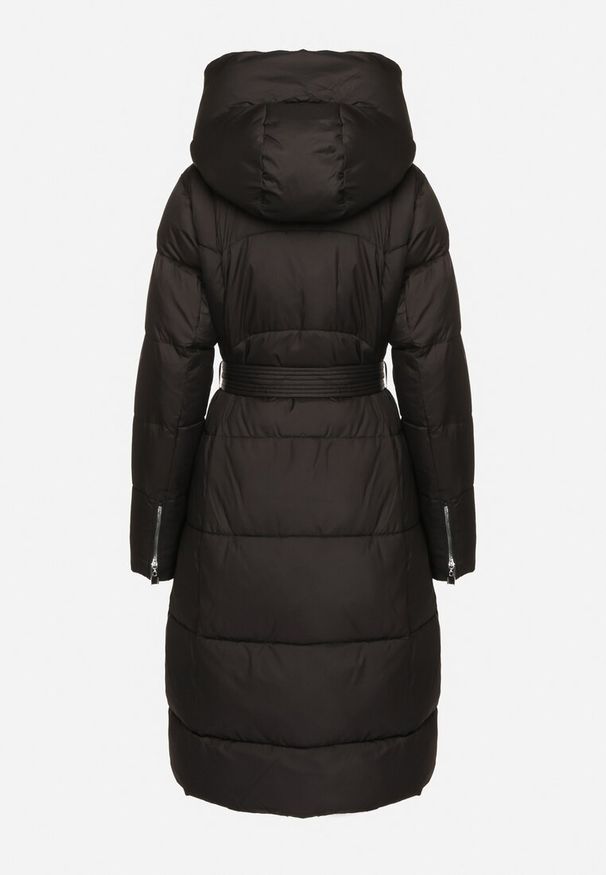 Born2be - Czarna Pikowana Kurtka o Długim Kroju z Kapturem i Wiązanym Paskiem Neandira. Okazja: na co dzień. Typ kołnierza: kaptur. Kolor: czarny. Materiał: jeans, materiał. Długość rękawa: długi rękaw. Długość: długie. Sezon: zima, jesień. Styl: klasyczny, casual, elegancki