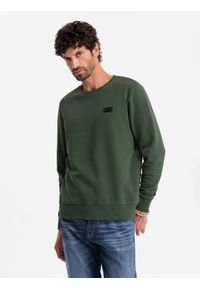 Ombre Clothing - Nierozpinana dresowa bluza męska z metalowym pinem – ciemnozielona V4 - Rozmiar: M. Okazja: na co dzień. Kolor: zielony. Materiał: dresówka. Wzór: jednolity. Styl: casual