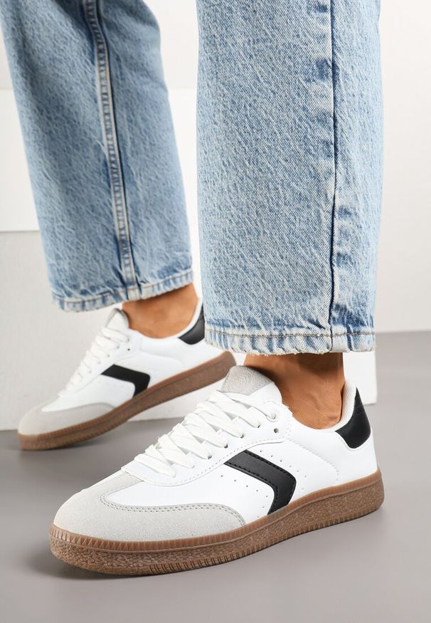 Renee - Białe Sneakersy z Perforacją w Stylu Tenisówek Olirielis. Okazja: na co dzień. Kolor: biały. Materiał: kauczuk, jeans